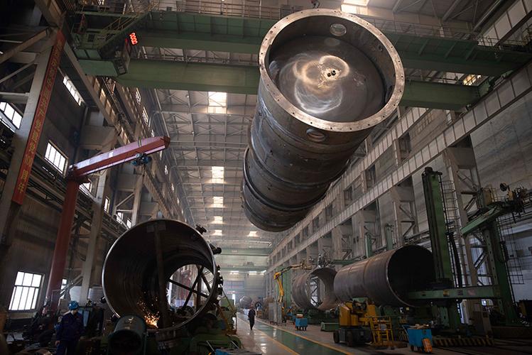3月23日,工人在哈电集团哈尔滨锅炉厂有限责任公司生产车间内作业.